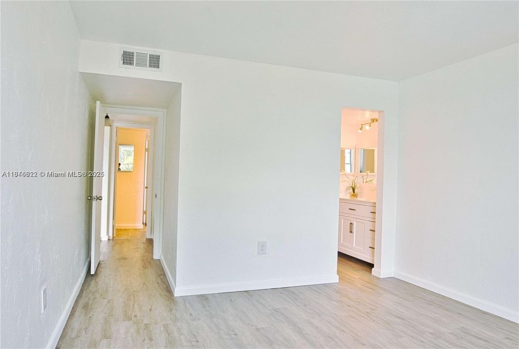 На продажу: $299,900 (2 спален, 2 ванн, 1110 Квадратных фут)