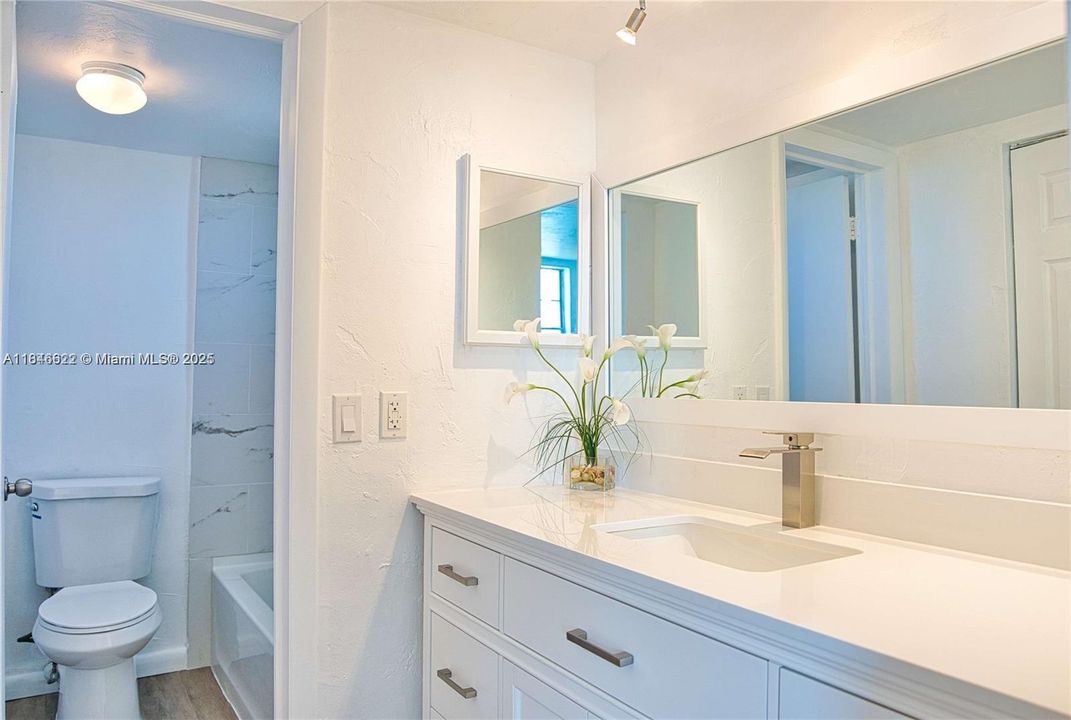 На продажу: $299,900 (2 спален, 2 ванн, 1110 Квадратных фут)