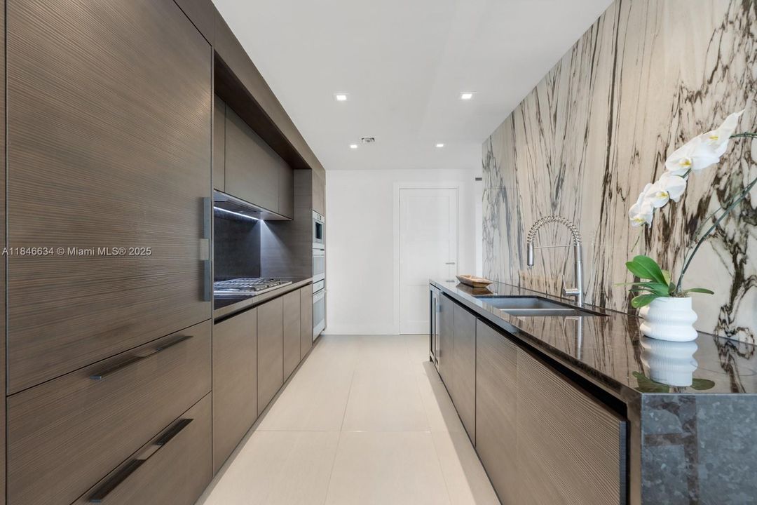 待售: $4,100,000 (3 贝兹, 3 浴室, 2042 平方英尺)