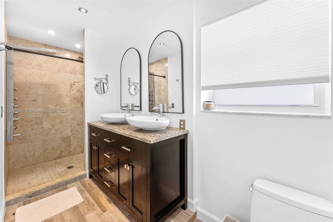 合同活跃: $2,699,000 (3 贝兹, 2 浴室, 2462 平方英尺)