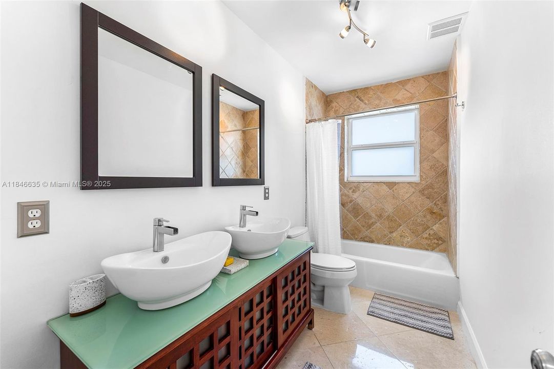 合同活跃: $2,699,000 (3 贝兹, 2 浴室, 2462 平方英尺)