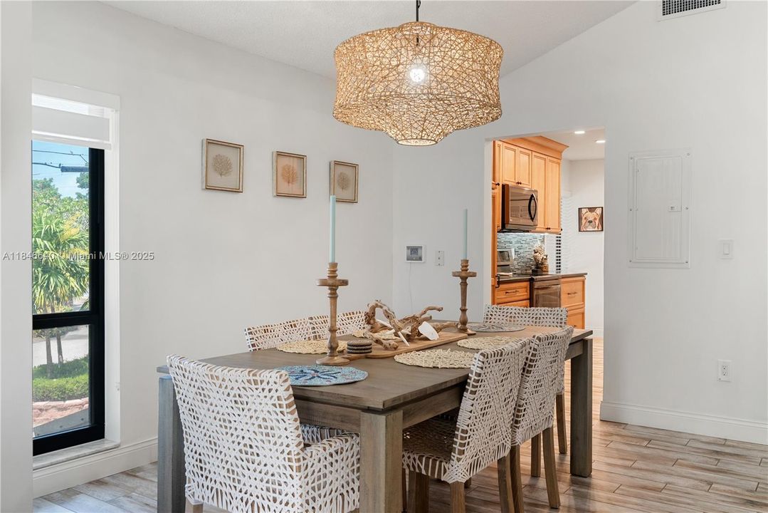 待售: $1,050,000 (3 贝兹, 3 浴室, 1271 平方英尺)