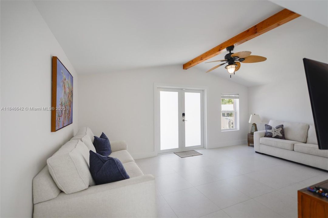 На продажу: $649,000 (2 спален, 2 ванн, 1045 Квадратных фут)