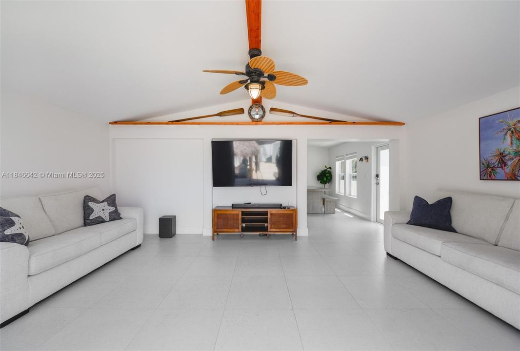 На продажу: $649,000 (2 спален, 2 ванн, 1045 Квадратных фут)