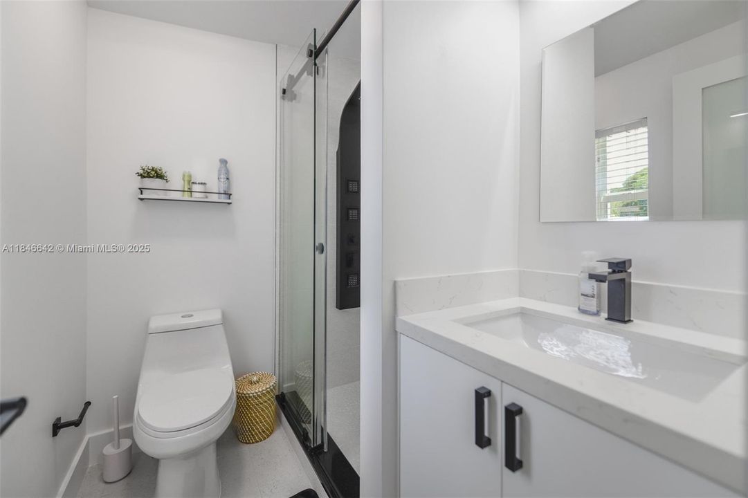 На продажу: $649,000 (2 спален, 2 ванн, 1045 Квадратных фут)