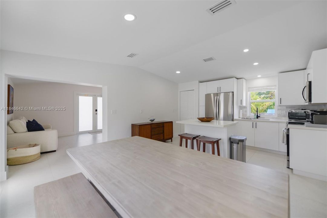 На продажу: $649,000 (2 спален, 2 ванн, 1045 Квадратных фут)