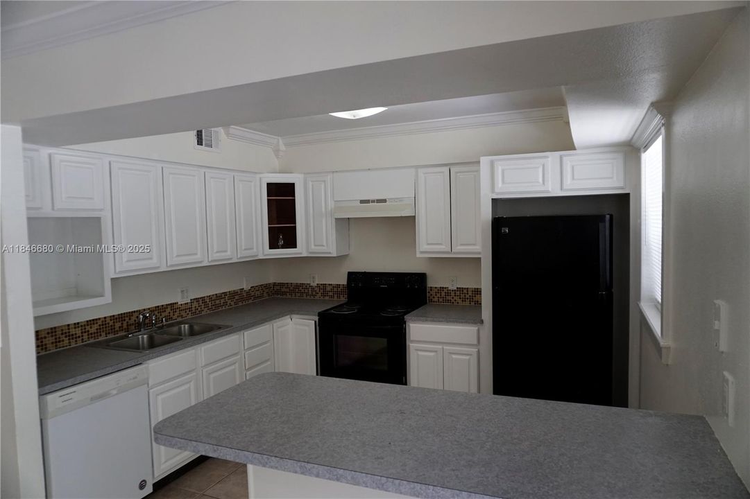 Недавно продано: $350,000 (3 спален, 2 ванн, 1458 Квадратных фут)