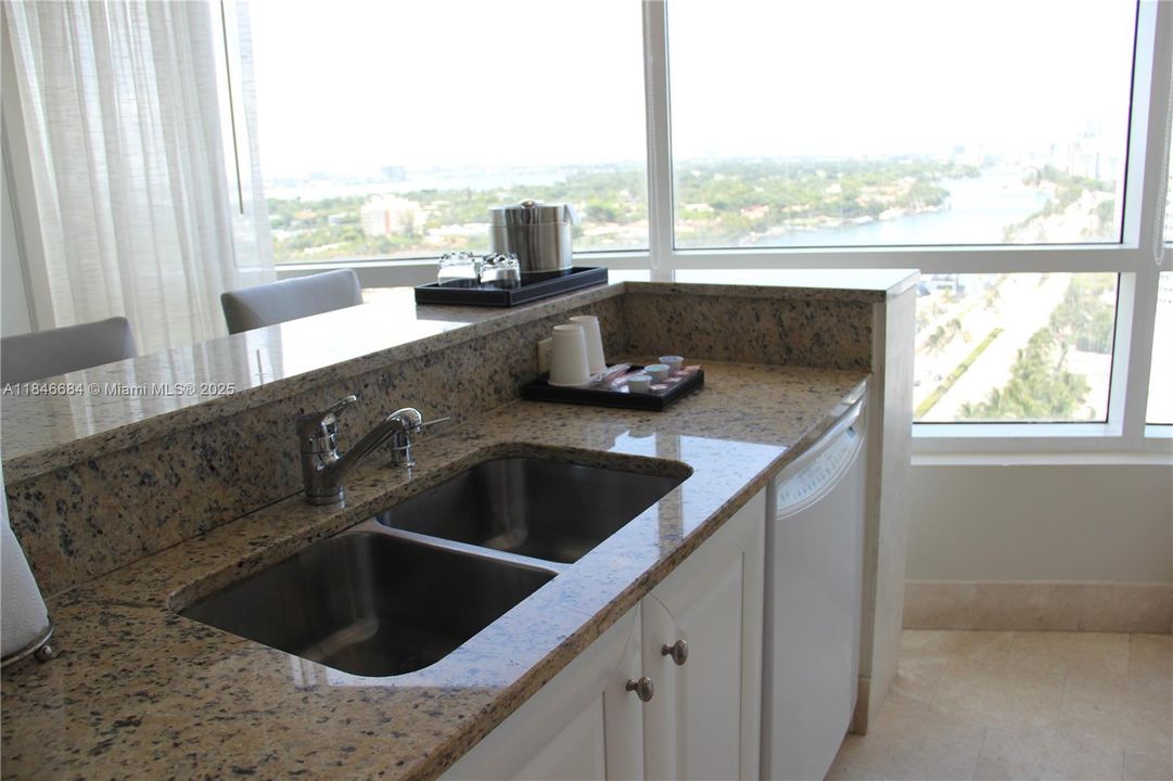 На продажу: $2,400,000 (2 спален, 3 ванн, 1557 Квадратных фут)