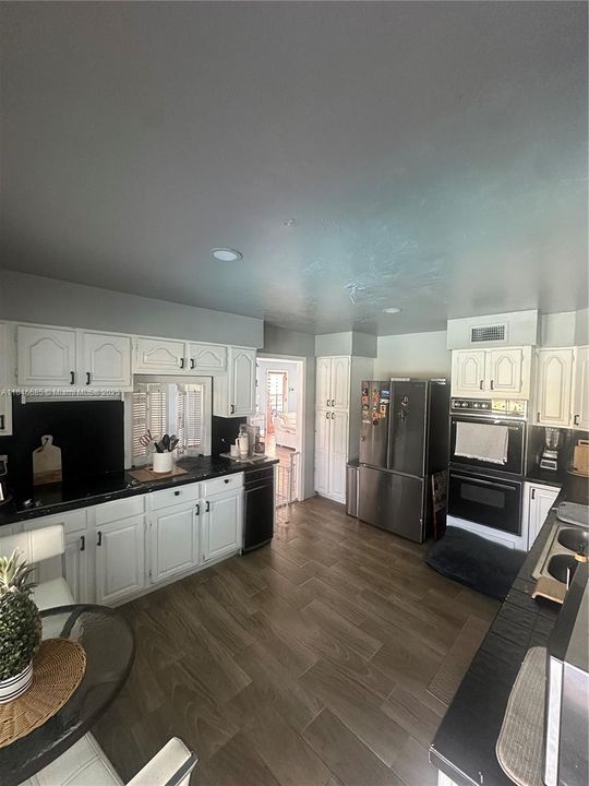 For Sale: $490,000 (5 beds, 3 baths, 2515 Square Feet)