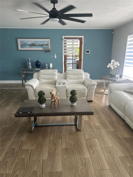 For Sale: $490,000 (5 beds, 3 baths, 2515 Square Feet)