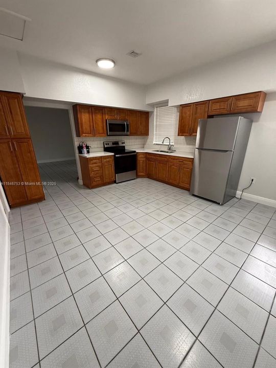 Vendido Recientemente: $750,000 (6 camas, 4 baños, 2622 Pies cuadrados)