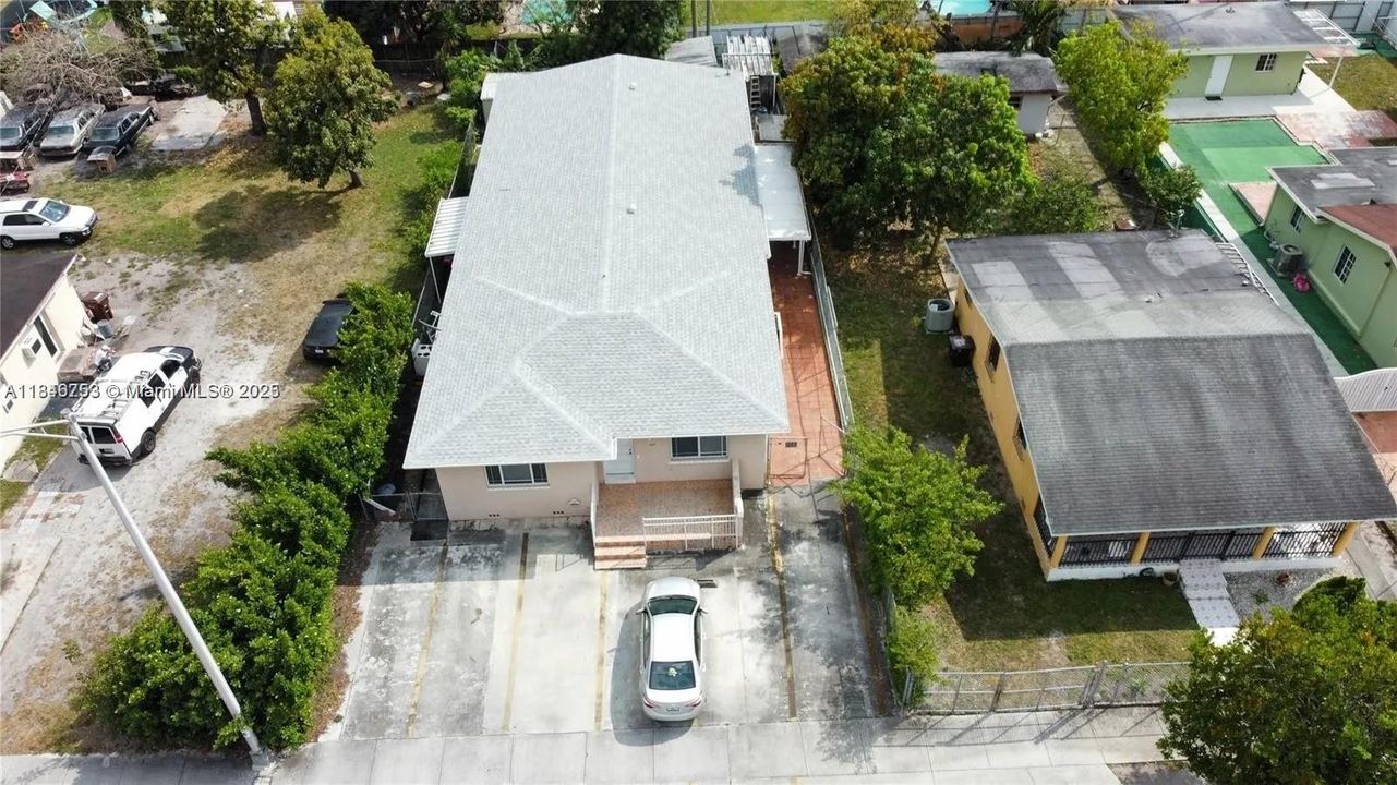 Vendido Recientemente: $750,000 (6 camas, 4 baños, 2622 Pies cuadrados)