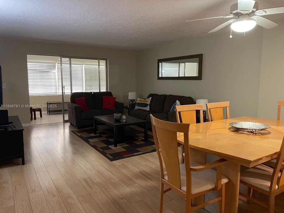 For Sale: $275,000 (2 beds, 2 baths, 1190 Square Feet)