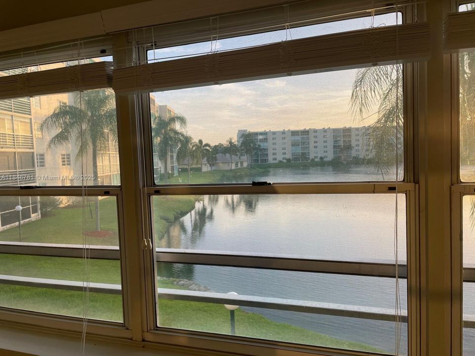 For Sale: $275,000 (2 beds, 2 baths, 1190 Square Feet)