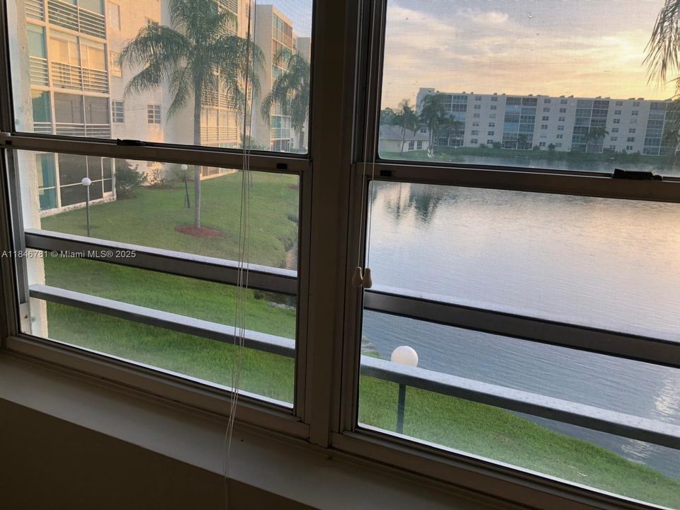 For Sale: $275,000 (2 beds, 2 baths, 1190 Square Feet)