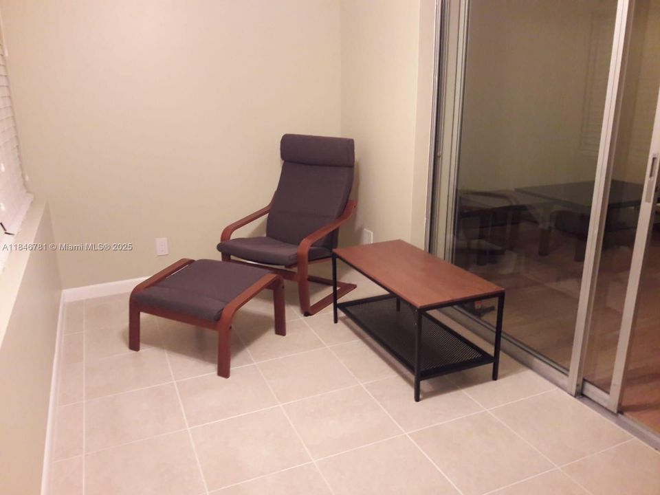 For Sale: $275,000 (2 beds, 2 baths, 1190 Square Feet)