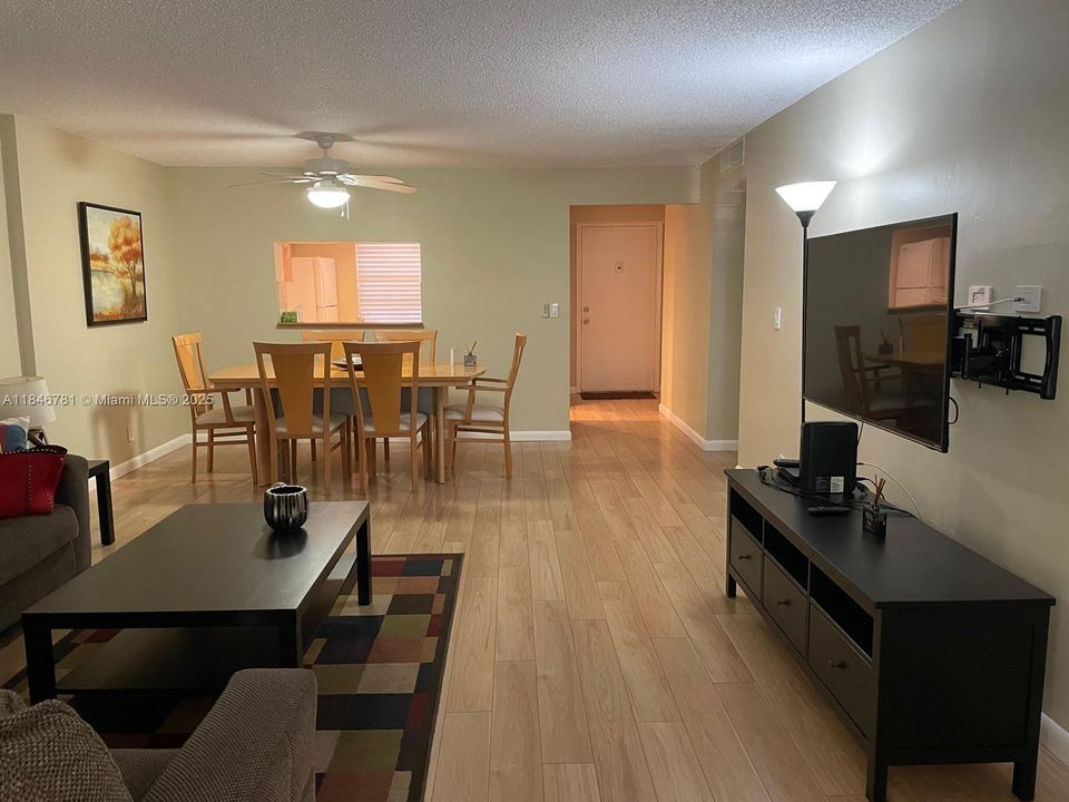 For Sale: $275,000 (2 beds, 2 baths, 1190 Square Feet)