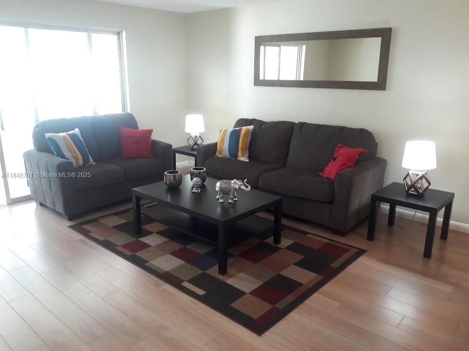 For Sale: $275,000 (2 beds, 2 baths, 1190 Square Feet)