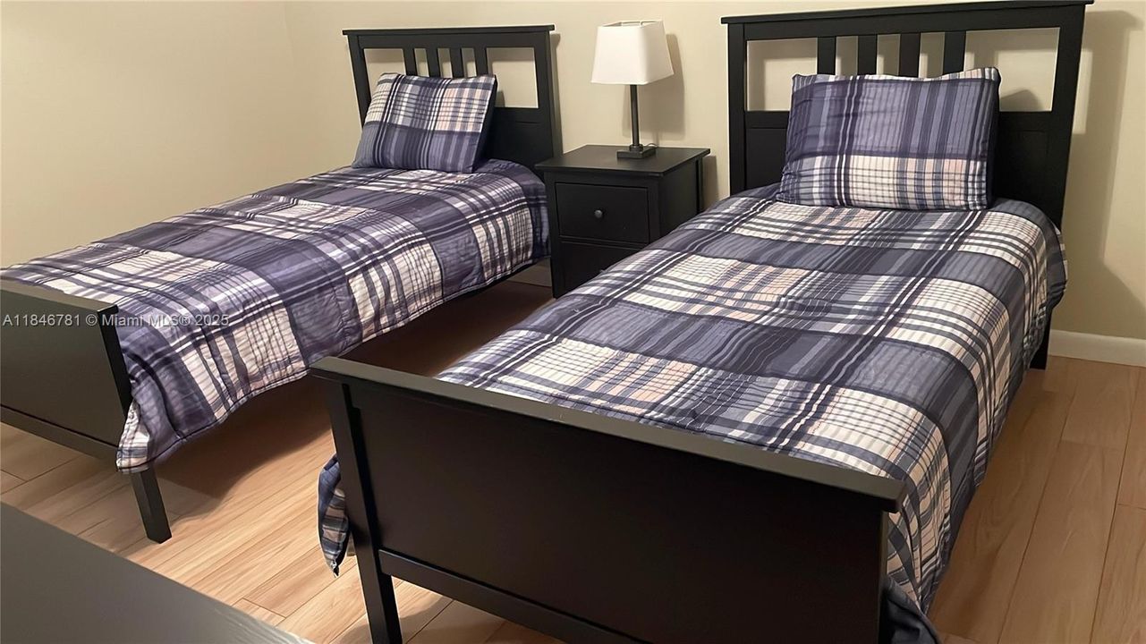 For Sale: $275,000 (2 beds, 2 baths, 1190 Square Feet)