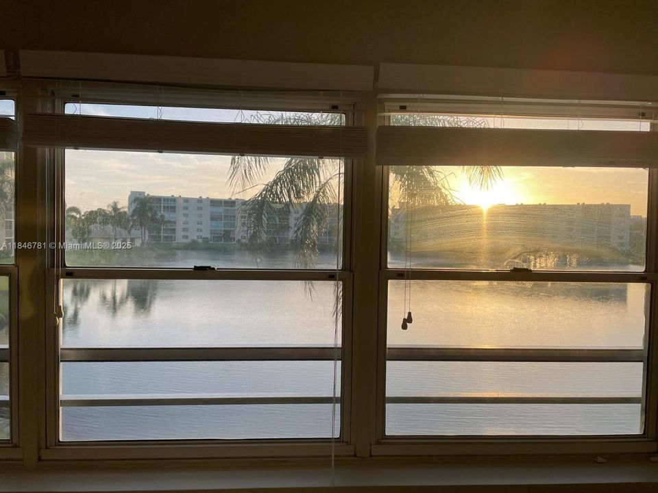 For Sale: $275,000 (2 beds, 2 baths, 1190 Square Feet)