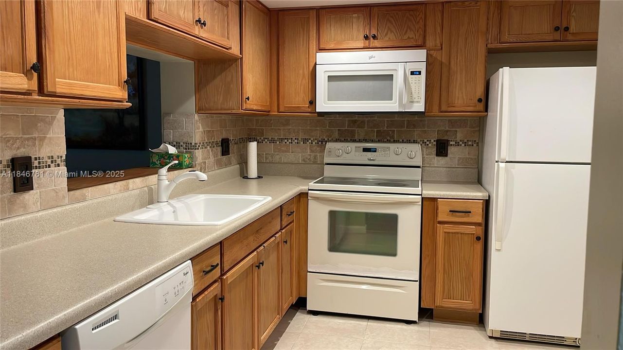 For Sale: $275,000 (2 beds, 2 baths, 1190 Square Feet)