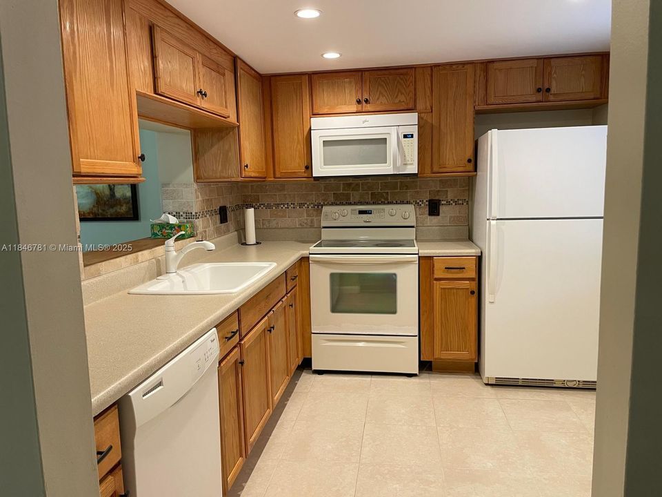 For Sale: $275,000 (2 beds, 2 baths, 1190 Square Feet)