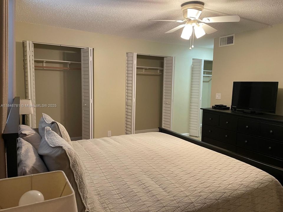 For Sale: $275,000 (2 beds, 2 baths, 1190 Square Feet)