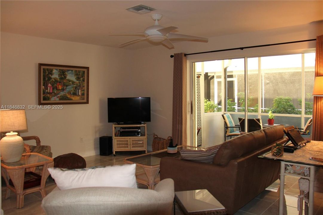 待售: $249,000 (2 贝兹, 2 浴室, 1128 平方英尺)