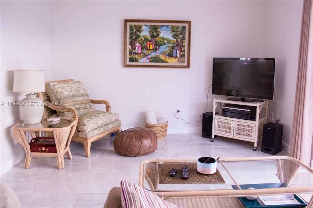 待售: $249,000 (2 贝兹, 2 浴室, 1128 平方英尺)