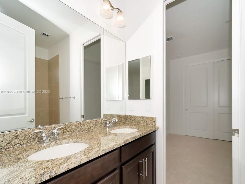 В аренду: $12,000 (5 спален, 5 ванн, 4583 Квадратных фут)