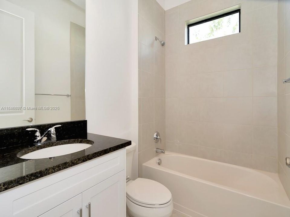 В аренду: $12,000 (5 спален, 5 ванн, 4583 Квадратных фут)