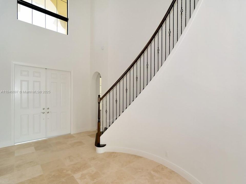 В аренду: $12,000 (5 спален, 5 ванн, 4583 Квадратных фут)