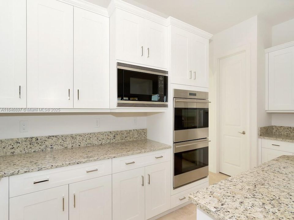 В аренду: $12,000 (5 спален, 5 ванн, 4583 Квадратных фут)