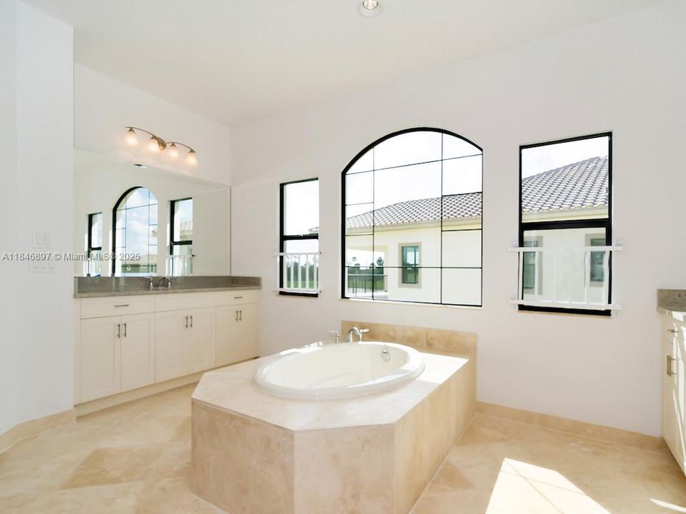 В аренду: $12,000 (5 спален, 5 ванн, 4583 Квадратных фут)