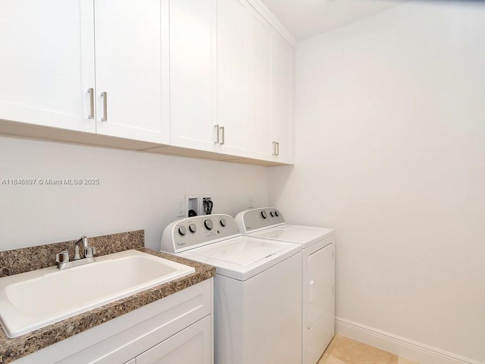 В аренду: $12,000 (5 спален, 5 ванн, 4583 Квадратных фут)