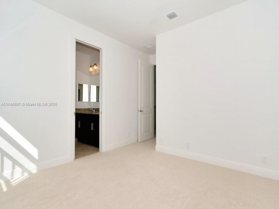 В аренду: $12,000 (5 спален, 5 ванн, 4583 Квадратных фут)