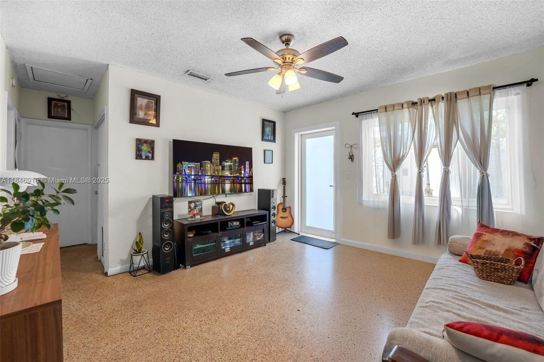 Под контрактом: $925,000 (0 спален, 0 ванн, 1426 Квадратных фут)