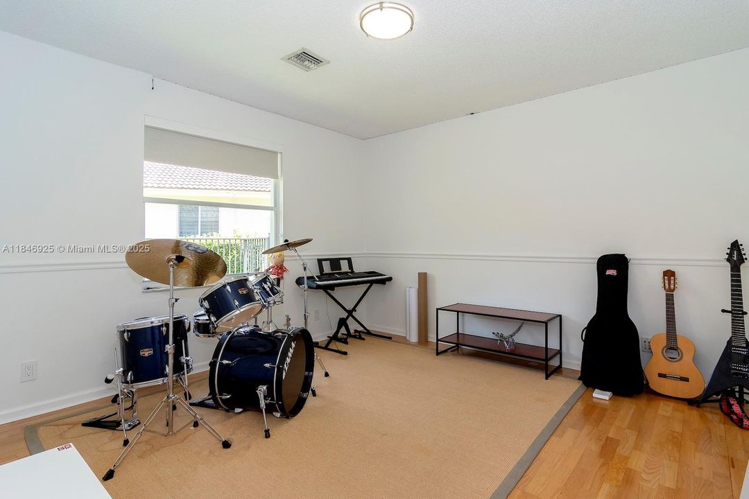 Active With Contract: $1,390,000 (5 beds, 3 baths, 3107 Square Feet)