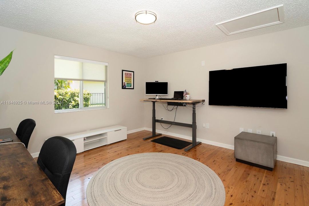 Active With Contract: $1,390,000 (5 beds, 3 baths, 3107 Square Feet)