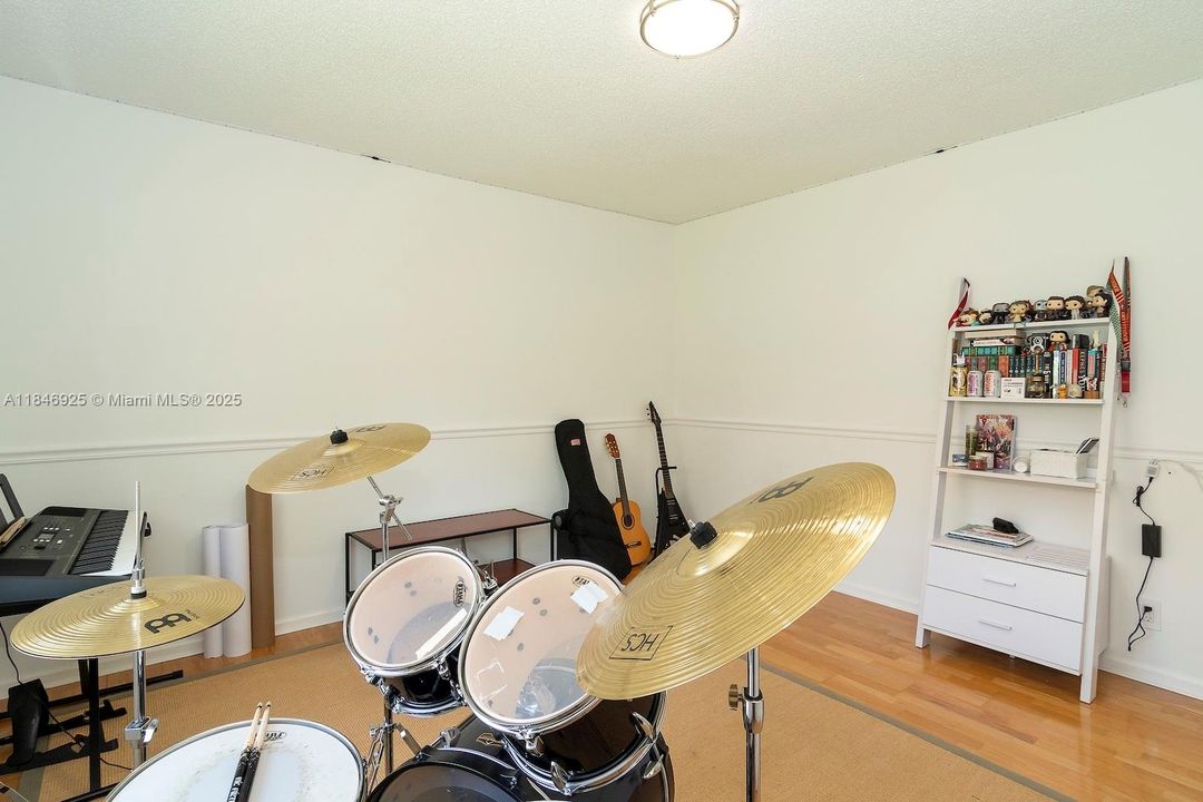 Active With Contract: $1,390,000 (5 beds, 3 baths, 3107 Square Feet)