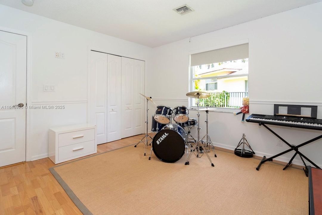 Active With Contract: $1,390,000 (5 beds, 3 baths, 3107 Square Feet)