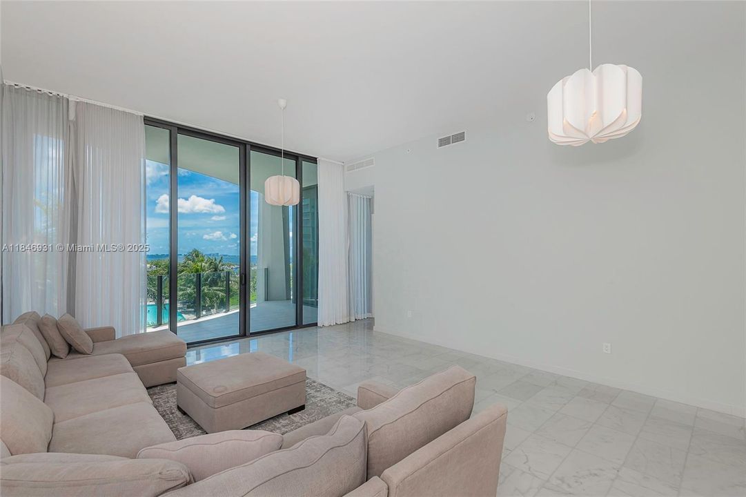 出租: $39,000 (3 贝兹, 3 浴室, 2532 平方英尺)