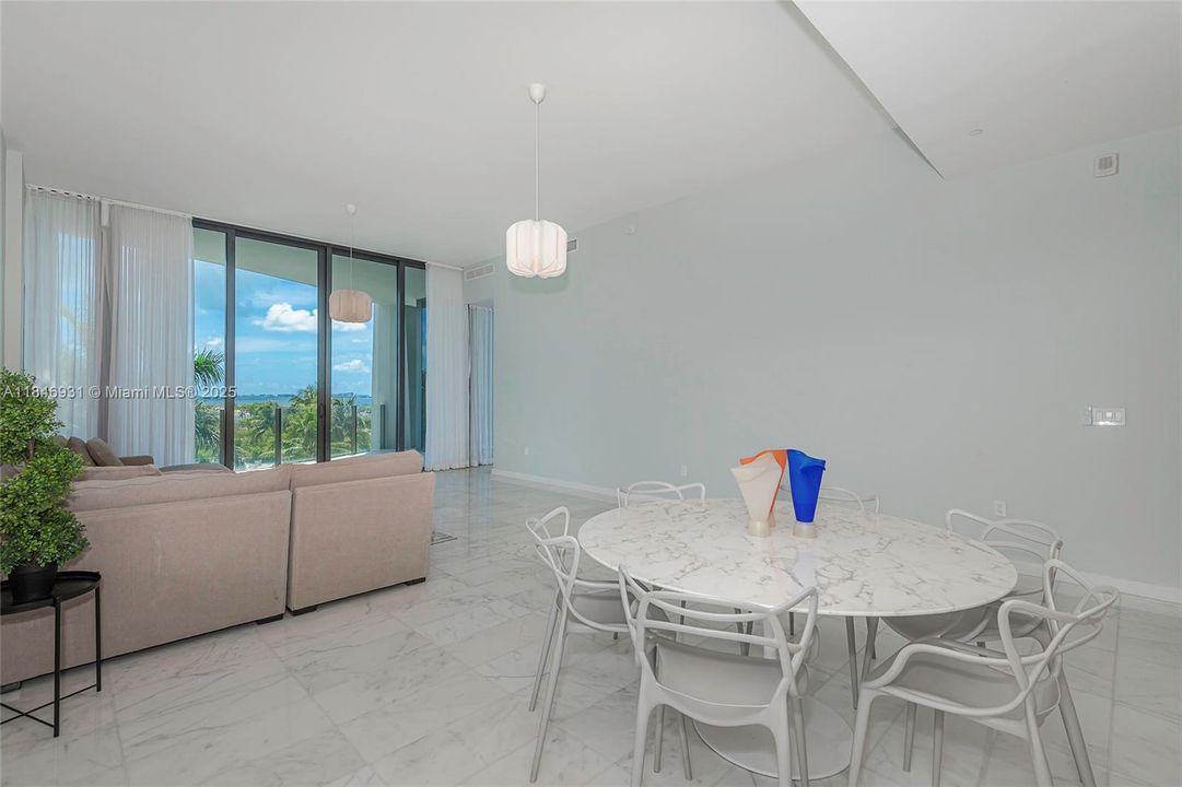 出租: $39,000 (3 贝兹, 3 浴室, 2532 平方英尺)