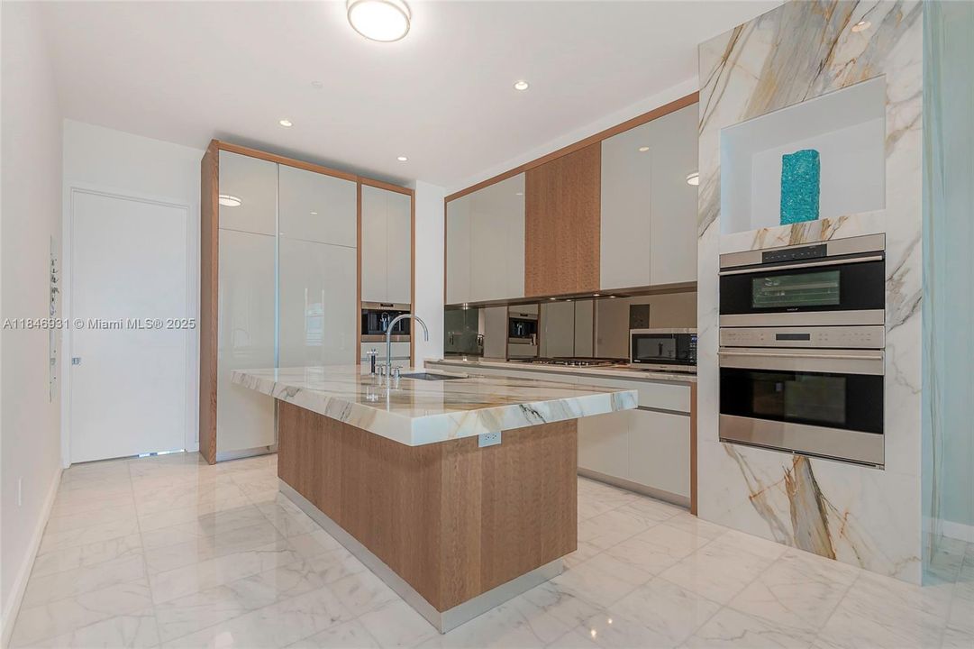 出租: $39,000 (3 贝兹, 3 浴室, 2532 平方英尺)