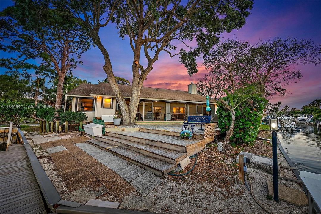 For Sale: $3,199,900 (4 beds, 2 baths, 2357 Square Feet)