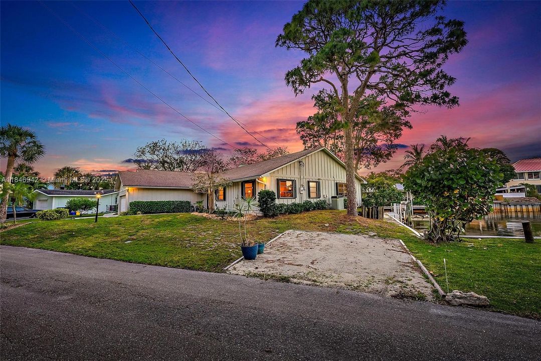 For Sale: $3,199,900 (4 beds, 2 baths, 2357 Square Feet)