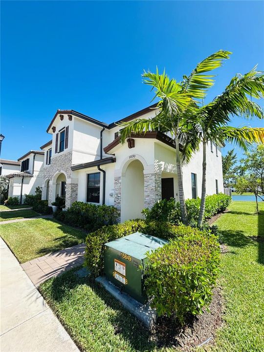 На продажу: $428,000 (3 спален, 3 ванн, 1328 Квадратных фут)