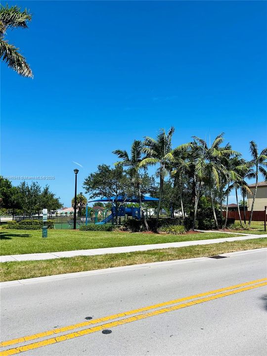 На продажу: $428,000 (3 спален, 3 ванн, 1328 Квадратных фут)