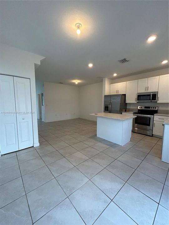 На продажу: $428,000 (3 спален, 3 ванн, 1328 Квадратных фут)