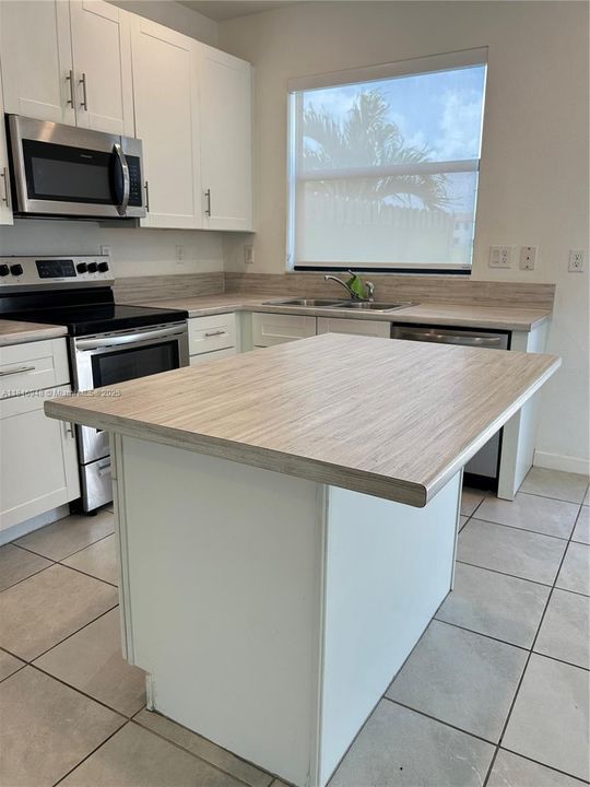 На продажу: $428,000 (3 спален, 3 ванн, 1328 Квадратных фут)